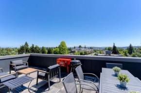 Modern Ballard Townhome with Rooftop Views